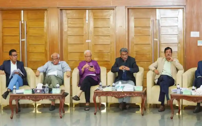 বৈঠকে অংশ নেওয়া ব্যক্তিরা আলোচনা করছেন. Channel i News - চ্যানেল আই নিউজ