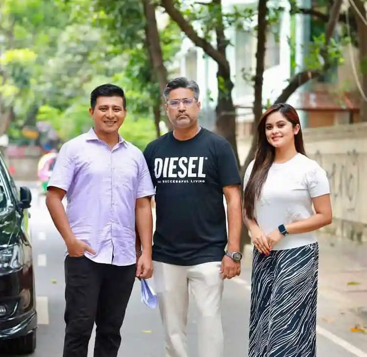 শামীম, সামান্তা ও একজন বন্ধু রাস্তার পাশে দাঁড়িয়ে হাসছে. Channel i News - চ্যানেল আই নিউজ