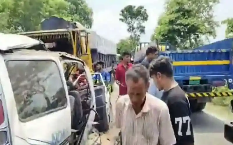 নাটোরে ট্রাক-মাইক্রোবাসের সংঘর্ষে আহত ও নিহতের ছবি. Channel i News - চ্যানেল আই নিউজ