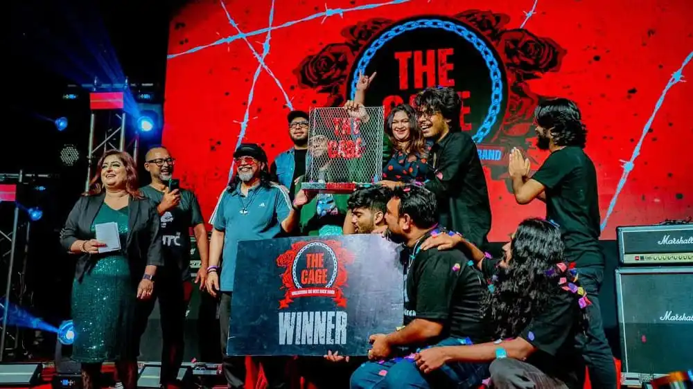 রকসল্ট ব্যান্ডের সদস্যরা পুরস্কার গ্রহণ ও উৎসবের মুহূর্তে. Channel i News - চ্যানেল আই নিউজ