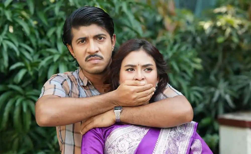 তটিনীকে চেপে ধরেছেন তৌসিফ, উদ্বিগ্ন মুখে. Channel i News - চ্যানেল আই নিউজ
