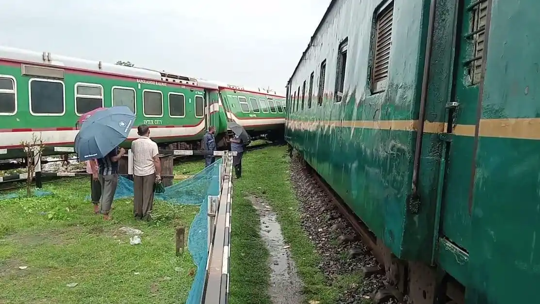 লালমনিরহাটে ট্রেনের সংঘর্ষের কারণে ক্ষতিগ্রস্ত ট্রেনের ছবি. Channel i News - চ্যানেল আই নিউজ