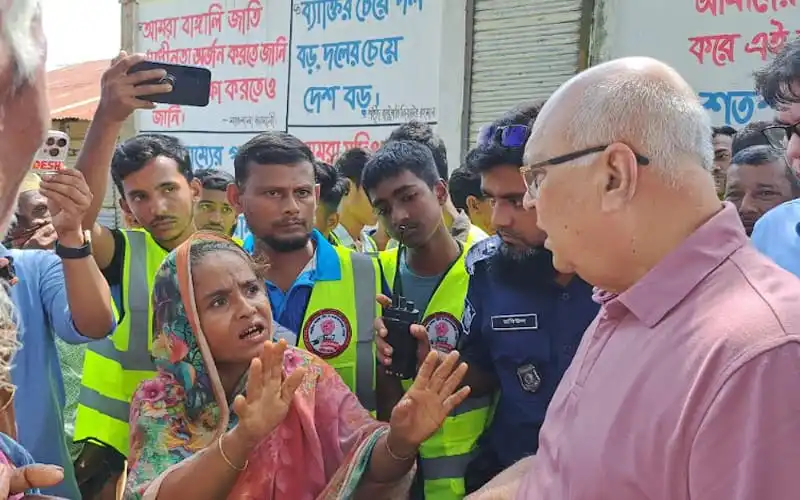 উপদেষ্টা ফারুক-ই-আজম বন্যাদুর্গত মানুষের সাথে কথা বলছেন. Channel i News - চ্যানেল আই নিউজ