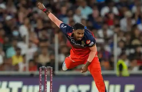আইপিএল খেলোয়াড় মাঠে উদযাপন করছে, দর্শকরা দেখছেন. Channel i News - চ্যানেল আই নিউজ