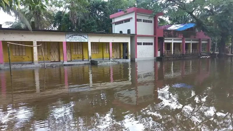 বন্যার পানিতে ডুবে গেছে স্কুল ভবন, ক্ষতিগ্রস্ত শিক্ষাপ্রতিষ্ঠান. Channel i News - চ্যানেল আই নিউজ