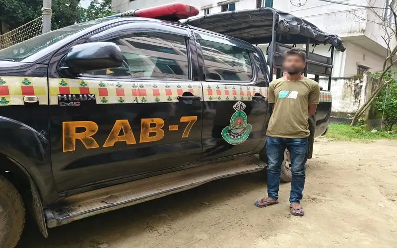 পলাতক আসামী জুয়েল শেখ গ্রেপ্তার, র‍্যাবের গাড়ির পাশে দাঁড়িয়ে. Channel i News - চ্যানেল আই নিউজ