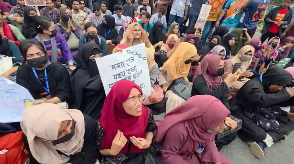 ফেনী ইউনিভার্সিটির শিক্ষার্থীরা ঢাকা-চট্টগ্রাম মহাসড়ক অবরোধ করছে. Channel i News - চ্যানেল আই নিউজ