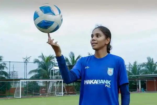 বাংলাদেশের নারী ফুটবল খেলোয়াড় বল হাতে প্রশিক্ষণরত. Channel i News - চ্যানেল আই নিউজ