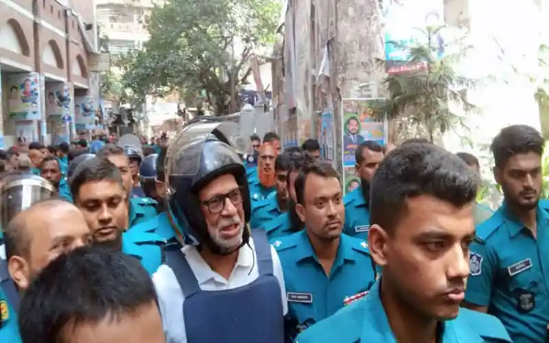বিক্ষোভকারীদের সঙ্গে পুলিশ সদস্যরা, চ্যানেল আই অনলাইন. Channel i News - চ্যানেল আই নিউজ
