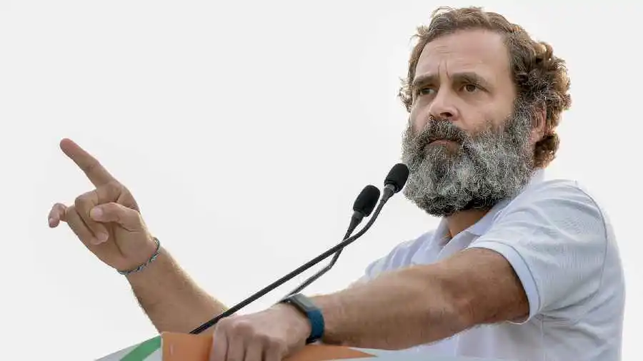 রাহুল গান্ধী বক্তৃতা দিচ্ছেন, তিনি প্যাঁচানো চুল ও গাঢ় দাড়ি সহ একজন ব্যক্তি. Channel i News - চ্যানেল আই নিউজ