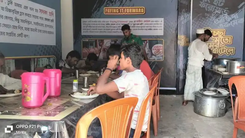 হোটেলে খাবার খাচ্ছেন গ্রাহক ও কর্মীরা. Channel i News - চ্যানেল আই নিউজ