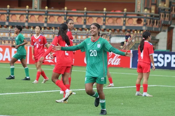 বাংলাদেশ নারী ফুটবল দলের খেলোয়াড়রা মাঠে আনন্দের সাথে উদযাপন করছে. Channel i News - চ্যানেল আই নিউজ