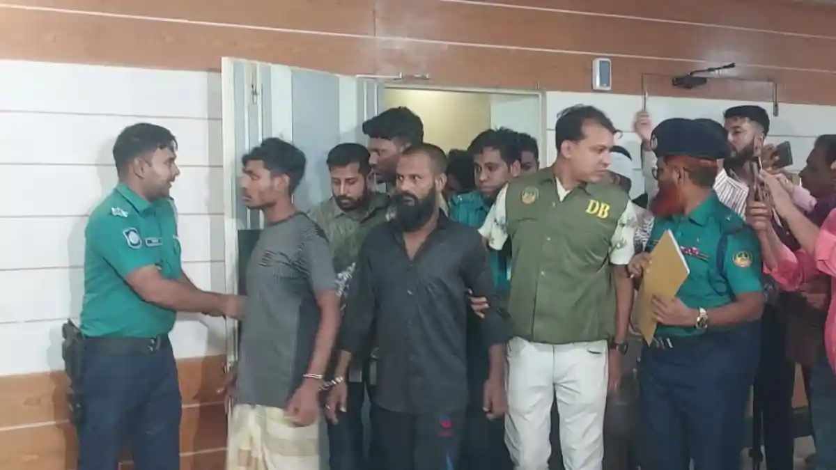 গাজীপুরের সাংবাদিক হত্যায় ৭ আসামি রিমান্ডে, পুলিশ ও আসামিরা আদালত চত্বরে. Channel i News - চ্যানেল আই নিউজ
