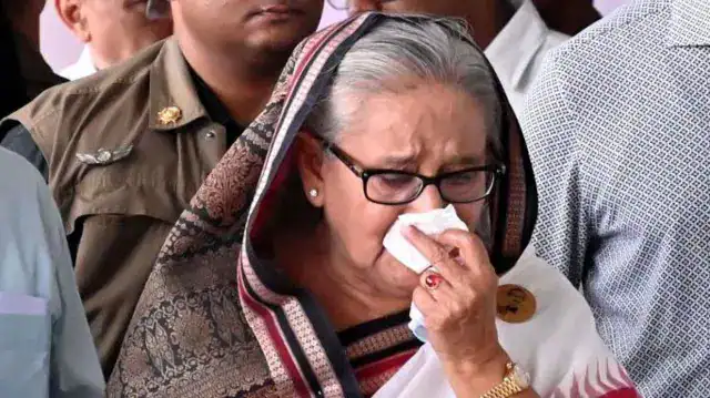শেখ হাসিনার পতন নিয়ে শোক প্রকাশ করছেন একজন মহিলা. Channel i News - চ্যানেল আই নিউজ