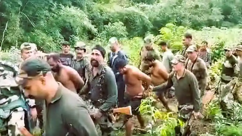 আটক বাংলাদেশি আশ্রয়প্রার্থী ও নিরাপত্তা বাহিনী. Channel i News - চ্যানেল আই নিউজ