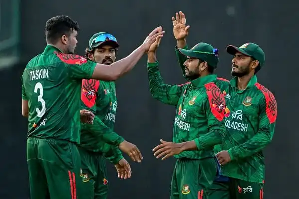 বাংলাদেশ ক্রিকেটাররা মাঠে একসঙ্গে উদযাপন করছে. Channel i News - চ্যানেল আই নিউজ