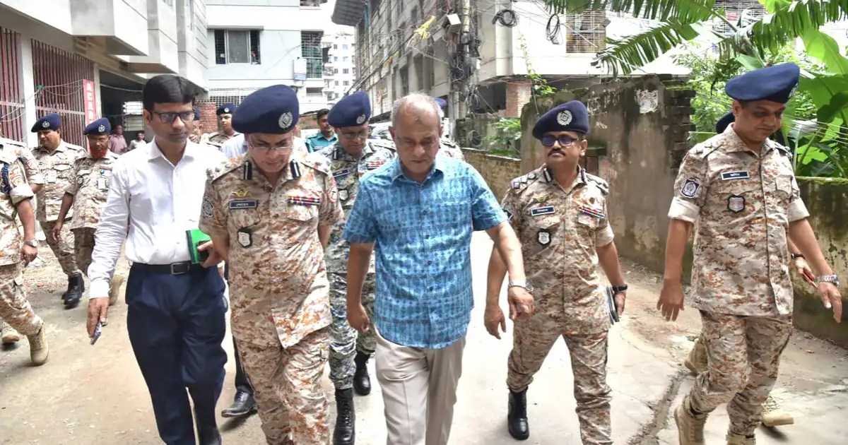 স্বরাষ্ট্রমন্ত্রীসহ পুলিশ কর্মকর্তারা রায়েরবাজারে শহীদদের গণকবর পরিদর্শন করছেন. Channel i News - চ্যানেল আই নিউজ