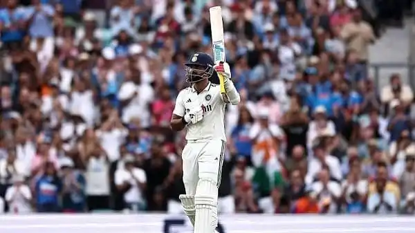 ক্রিকেটার ব্যাট হাতে মাঠে, দর্শকদের ভিড়ে ব্যস্ত পরিবেশ. Channel i News - চ্যানেল আই নিউজ