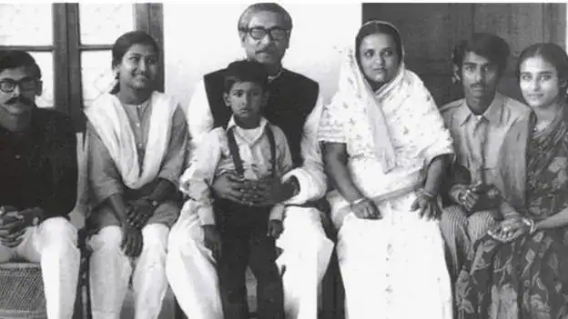 মুজিব পরিবারের সদস্যদের সঙ্গে বঙ্গবন্ধু শেখ মুজিবুর রহমান. Channel i News - চ্যানেল আই নিউজ