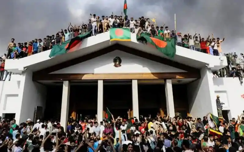 জনতা সমাবেশে হাজারো মানুষ বাংলাদেশের পতাকা হাতে উল্লাস করছে. Channel i News - চ্যানেল আই নিউজ