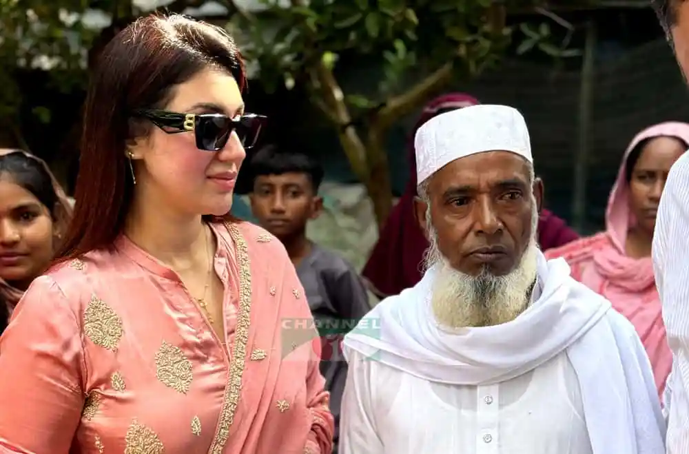 রইস উদ্দিনের বাড়িতে অপু ও তার পরিবারের সদস্যরা. Channel i News - চ্যানেল আই নিউজ