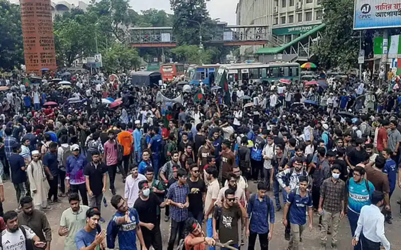 জনসমাগমের মধ্যে ছাত্র-ছাত্রী ও সাধারণ মানুষ, ঢাকা শহরে।. Channel i News - চ্যানেল আই নিউজ