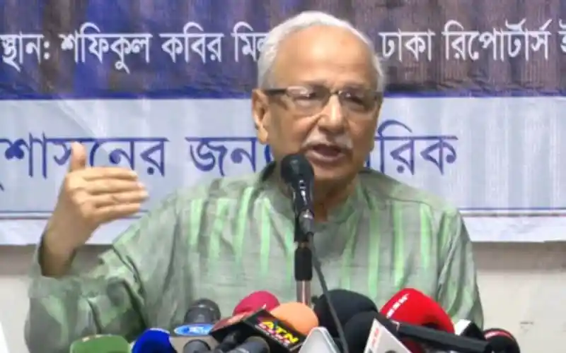 বদিউল আলম মজুমদার সংবাদ সম্মেলনে বক্তব্য দিচ্ছেন. Channel i News - চ্যানেল আই নিউজ