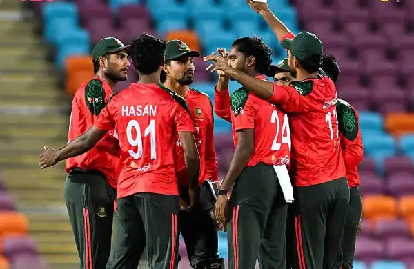 বাংলাদেশ ক্রিকেট দলের খেলোয়াড়রা মাঠে আলোচনা করছে।. Channel i News - চ্যানেল আই নিউজ
