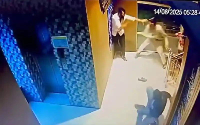 নিরাপত্তা ক্যামেরার ফুটেজে যুবকের উপর হামলার দৃশ্য. Channel i News - চ্যানেল আই নিউজ