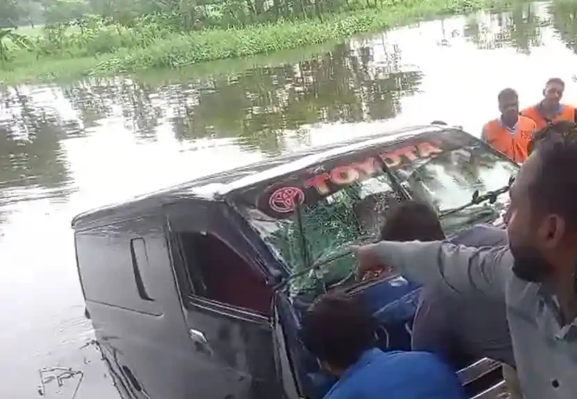 নোয়াখালীতে সড়ক দুর্ঘটনায় ডুবে যাওয়া গাড়ি উদ্ধার কাজ চলছে. Channel i News - চ্যানেল আই নিউজ