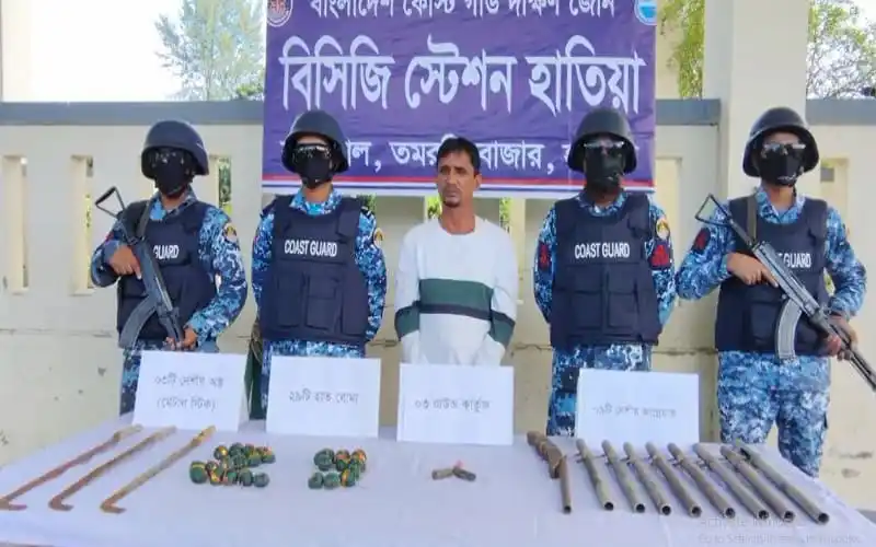 হাতিয়ায় অস্ত্র ও বোমা সহ আটক ব্যক্তি, চার পুলিশ সদস্য উপস্থিত. Channel i News - চ্যানেল আই নিউজ