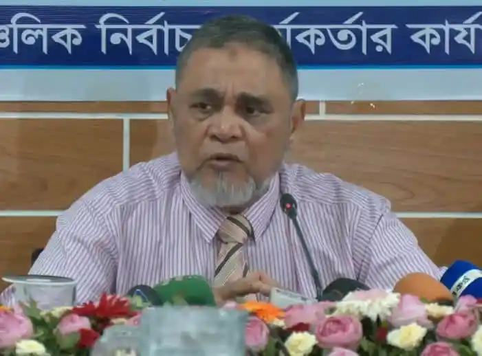 সিইসি নির্বাচন নিয়ে সাংবাদিকদের সঙ্গে আলোচনা করছেন. Channel i News - চ্যানেল আই নিউজ