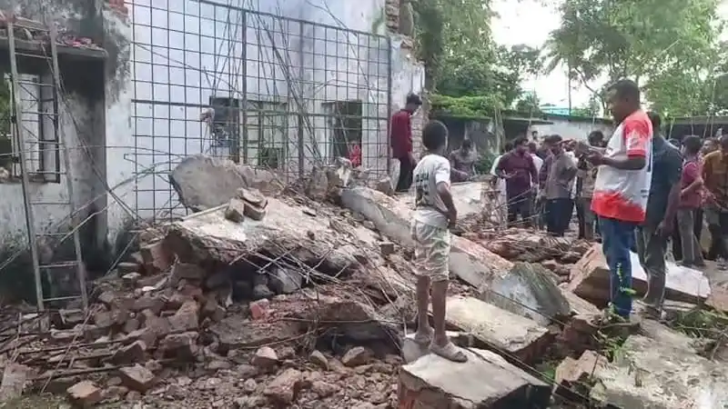 নেত্রকোনায় পুরাতন ভবনের ছাদ ধসে ৩ শ্রমিকের মৃত্যু. Channel i News - চ্যানেল আই নিউজ