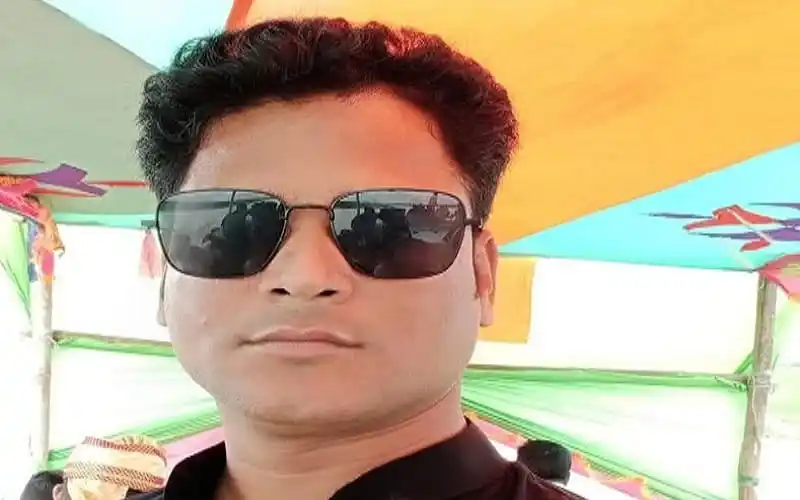 স্মার্টফোনে sunglasses পরা যুবক ছবি. Channel i News - চ্যানেল আই নিউজ