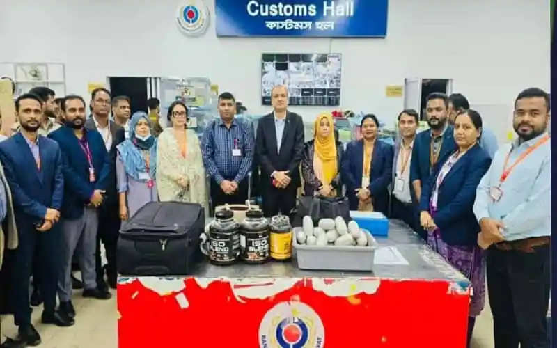 চাকরিজীবী ও কর্মকর্তাদের সঙ্গে কাস্টমস কর্মকর্তাদের ছবি. Channel i News - চ্যানেল আই নিউজ
