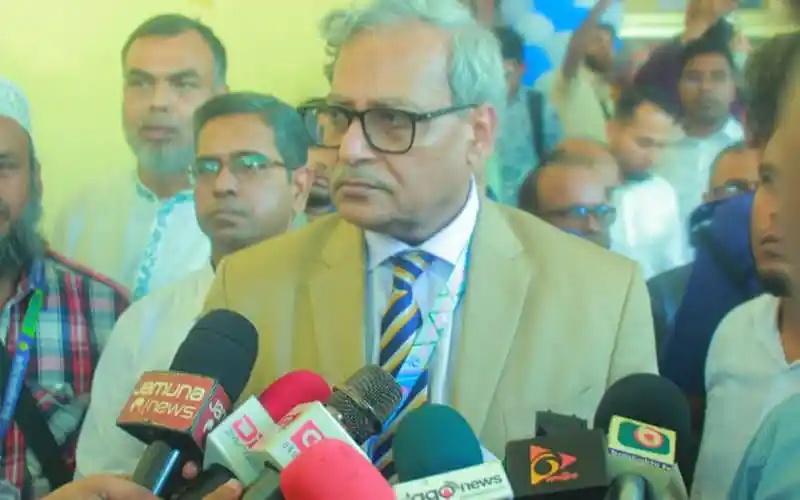 দুদক কমিশনারের সাক্ষাৎকারের সময় সাংবাদিকদের প্রশ্নের উত্তর দেন।. Channel i News - চ্যানেল আই নিউজ