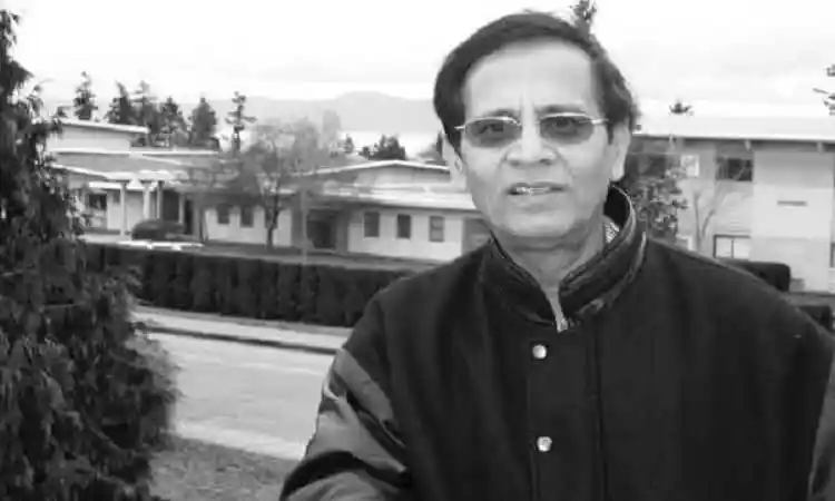 দীনু বিল্লাহর ছবি, ঢাকায় একটি স্থানে দাঁড়িয়ে আছেন. Channel i News - চ্যানেল আই নিউজ