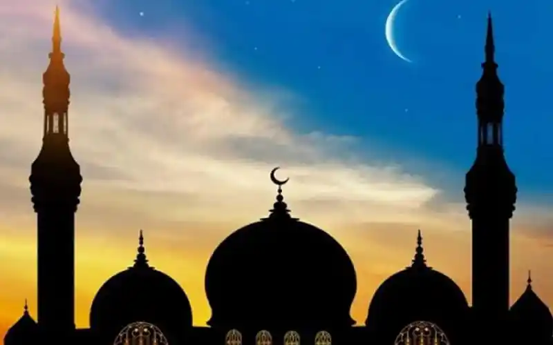 সন্ধ্যায় আকাশে চাঁদ ও সূর্যোদয়ের দৃশ্যের সাথে মসজিদের সুউচ্চ মিনার. Channel i News - চ্যানেল আই নিউজ