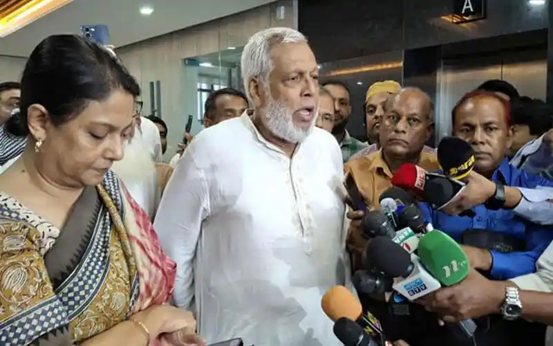 বাংলাদেশের একজন নেতা সাংবাদিকদের সঙ্গে কথা বলছেন।. Channel i News - চ্যানেল আই নিউজ