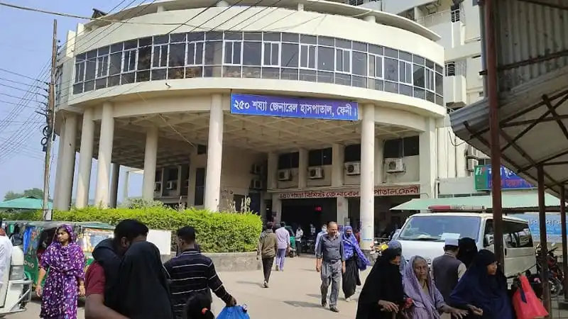 ঢাকার কেন্দ্রীয় কারাগার, যেখানে বিভিন্ন মানুষ চলাচল করছে।. Channel i News - চ্যানেল আই নিউজ