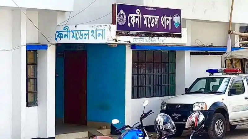 ফেনী মডেল থানার ভবনের ছবি, পুলিশ গাড়ি ও মোটরসাইকেল দেখা যাচ্ছে. Channel i News - চ্যানেল আই নিউজ