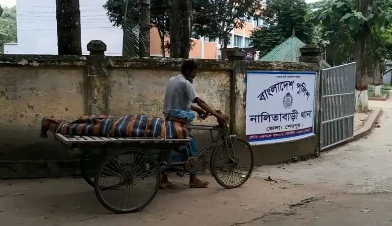 নালিতাবাড়ী পাড়া, বাংলাদেশ, রিকশা চালক, সাইনবোর্ড. Channel i News - চ্যানেল আই নিউজ