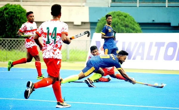 বাংলাদেশ ও ভারতের হকি খেলোয়াড়রা মাঠে প্রতিদ্বন্দ্বিতা করছে।. Channel i News - চ্যানেল আই নিউজ
