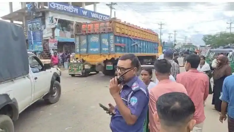 রোহিঙ্গা ক্যাম্পে চাকরিচ্যুত শিক্ষকদের সড়ক অবরোধের ছবি. Channel i News - চ্যানেল আই নিউজ