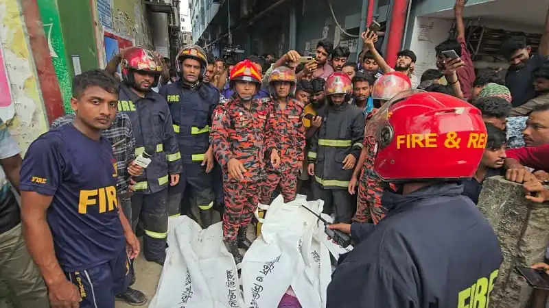 নির্মাণাধীন ভবনের সেপটিক ট্যাংকে তিন শ্রমিকের মৃত্যু, উদ্ধার কাজ চলছে. Channel i News - চ্যানেল আই নিউজ