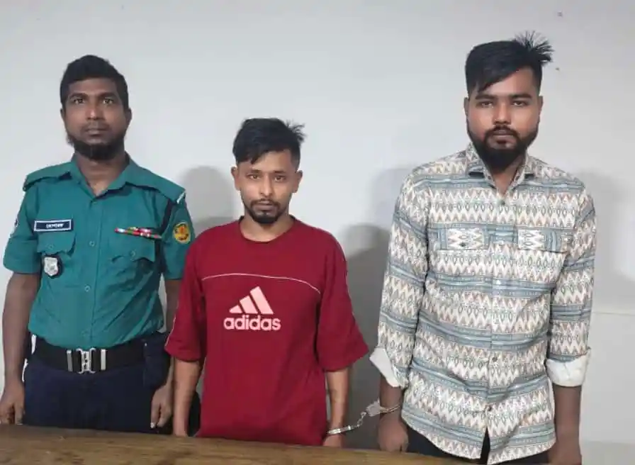 আটক ব্যক্তিরা পুলিশের হেফাজতে, তিনজন যুবক আটক. Channel i News - চ্যানেল আই নিউজ