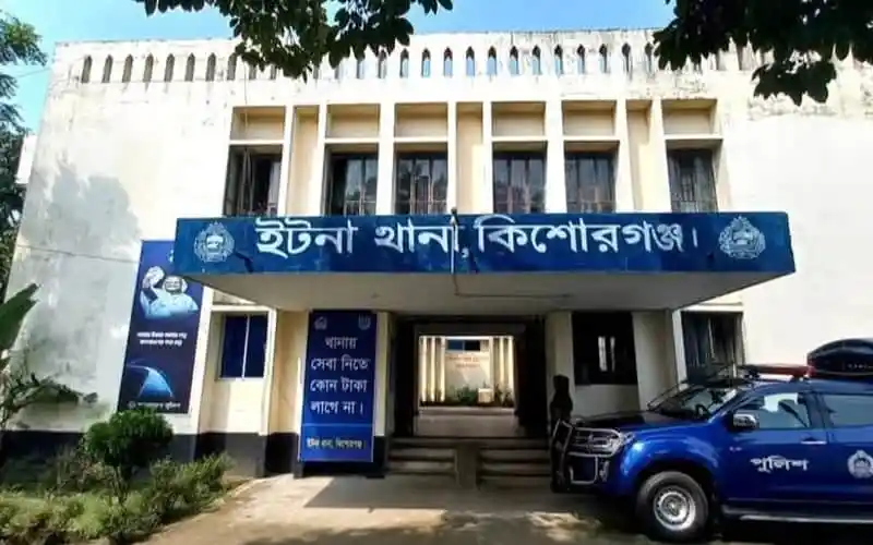 ইটনা থানার কিশোরগঞ্জের ছবি, পুলিশ ও গাড়ি দেখা যাচ্ছে. Channel i News - চ্যানেল আই নিউজ