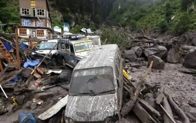 বন্যার কারণে ধ্বংসপ্রাপ্ত গাড়ি ও বাড়ি, ভয়াবহ প্রাকৃতিক দুর্যোগের চিত্র. Channel i News - চ্যানেল আই নিউজ