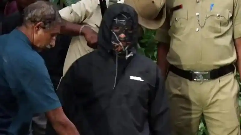 গণকবরের অভিযোগকারী ব্যক্তিকে গ্রেপ্তার করছে পুলিশ. Channel i News - চ্যানেল আই নিউজ