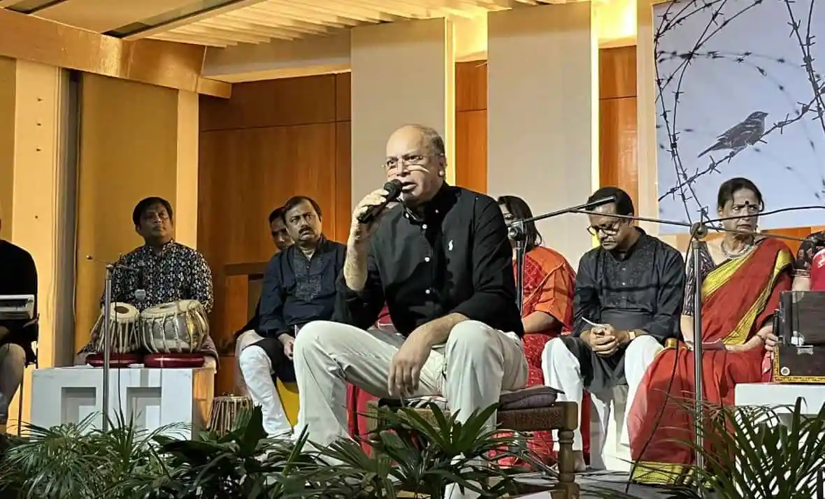সঙ্গীতজ্ঞের পরিবেশনা, যেখানে এক ব্যক্তি গিটার বাজাচ্ছেন ও অন্যরা শুনছেন. Channel i News - চ্যানেল আই নিউজ